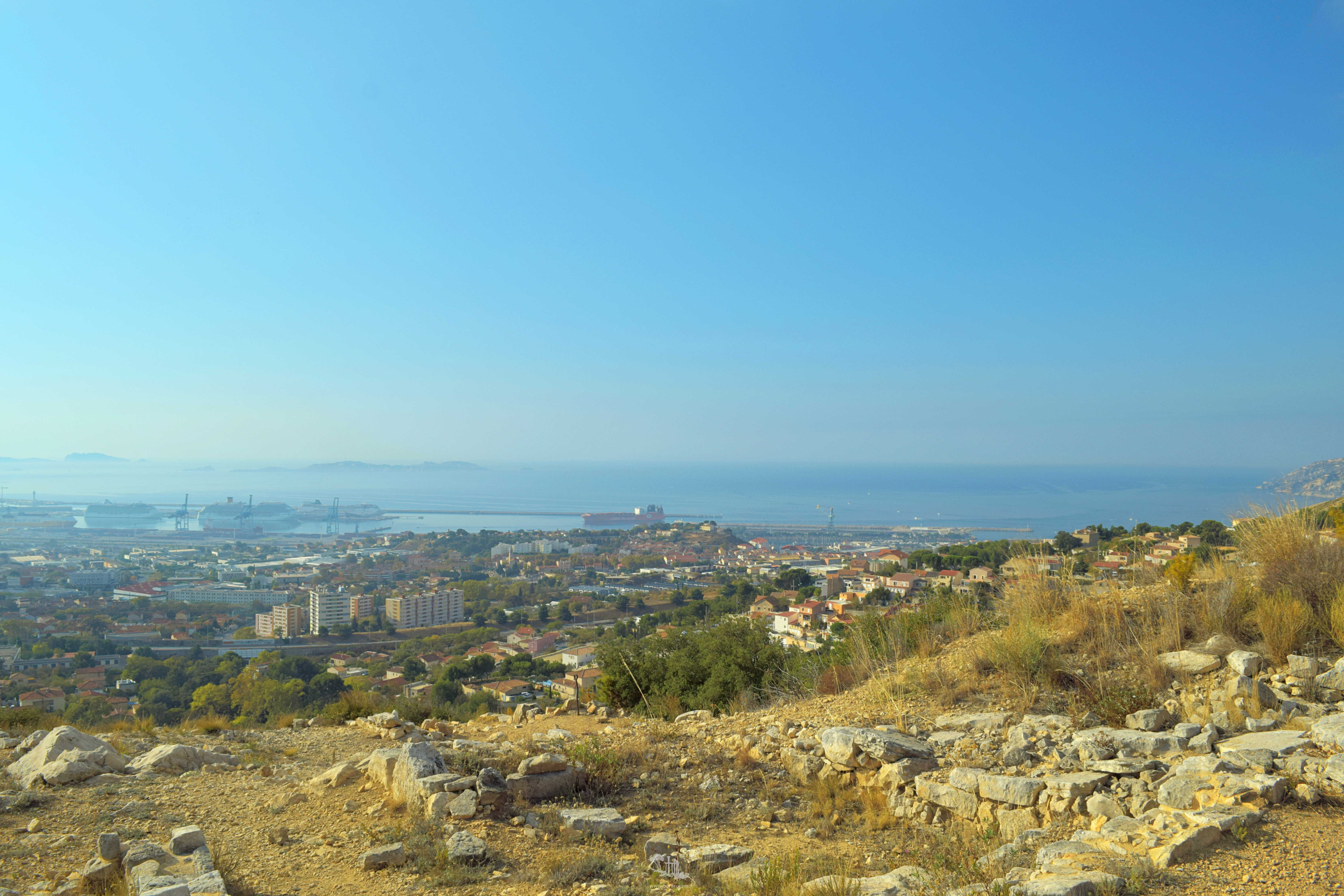 DCXVIIIXXXIII / Les vestiges de l'Oppidum